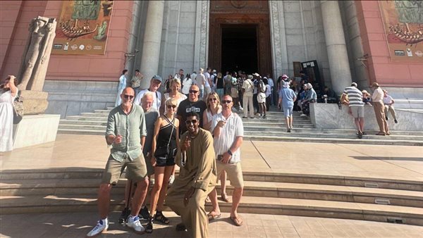 منتصر المرجي مع السائحين