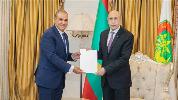 وزير الخارجية يسلم