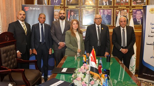 جانب من التوقيع