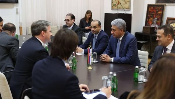  وزير السياحة ونظيرة