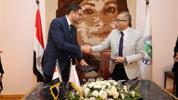 جانب من التوقيع