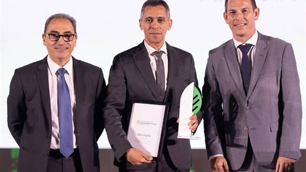 جانب من تسليم الجائزة