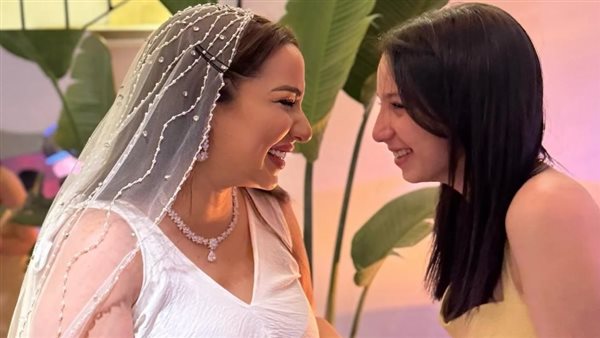 أسما شريف منير وابنتها