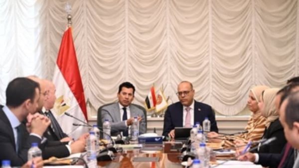 وزير العمل والشباب