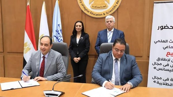 جانب من التوقيع