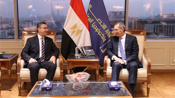 وزير الاتصالات والبترول