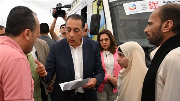 رئيس الوزراء مع أحد