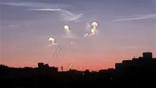 ظهور خطوط بيضاء وسحب