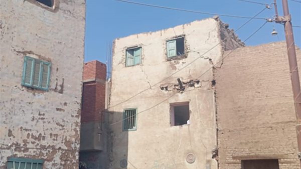 انهيار منزل بقنا