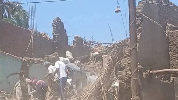 انهيار منزل بقنا