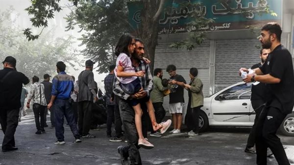 إيرانيون وسط القصف