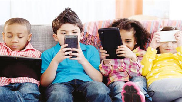 الهواتف في أيدي الاطفال