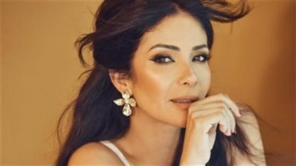 الفنانة منى زكي