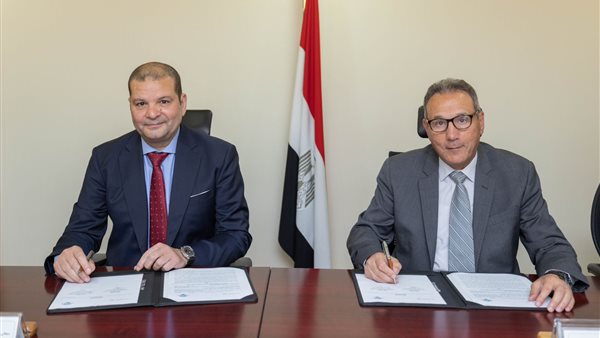 جانب من التوقيع 