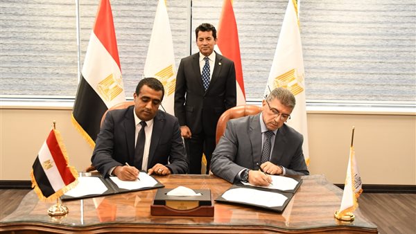 جانب من التوقيع