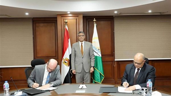 جانب من التوقيع 