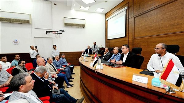 جانب من إجتماع محافظ