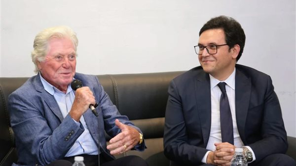 وزير الثقافة وحسين