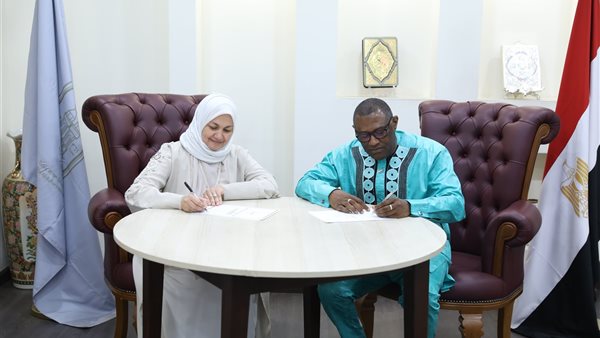 جانب من التوقيع