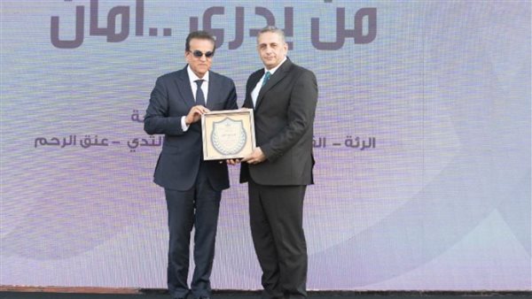 نائب-رئيس-مجلس-الوزراء-ووزير-الصحه-يكرم-وكيل-وزارة-الصحة-بكف