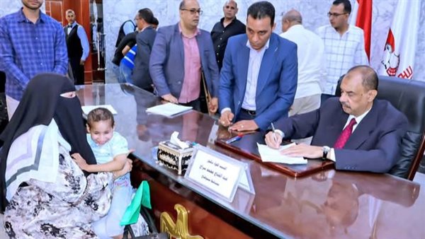 محافظ سوهاج يستمع