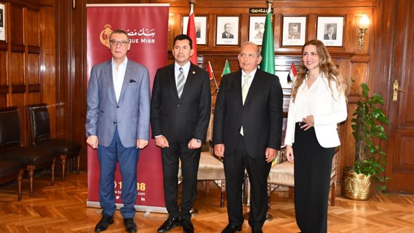 جانب من التوقيع