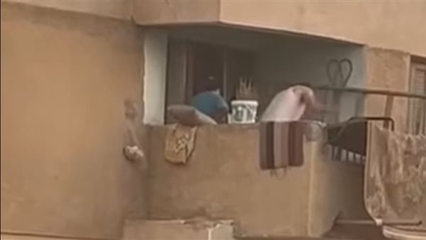 اعتداء أب على طفلته