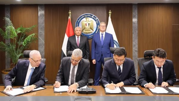 جانب من التوقيع