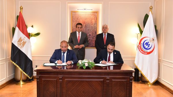 جانب من التوقيع