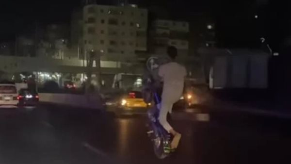 استعراض خطير بدراجة