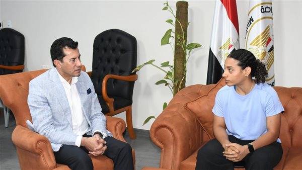 وزير الرياضة يلتقي