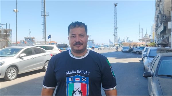 شاب ينقذ مسنًا من