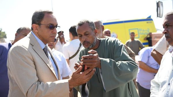  محافظ قنا مع اسر