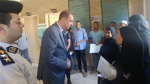 محافظ سوهاج يستمع