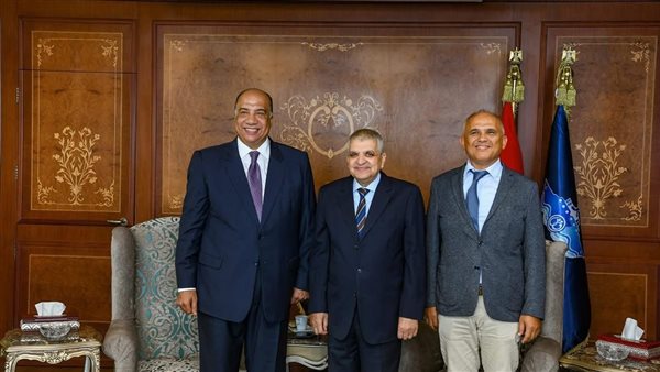  رئيس هيئة قناة السويس