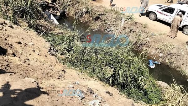 سقوط سيارة أجرة بترعه