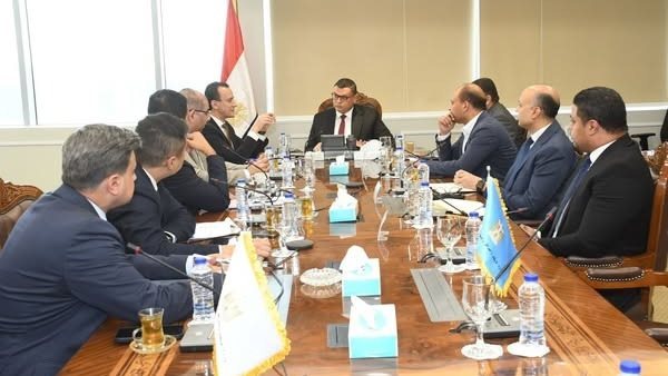  وزير الإسكان يتابع