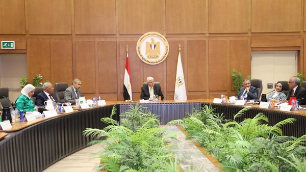  الدكتور أيمن عاشور