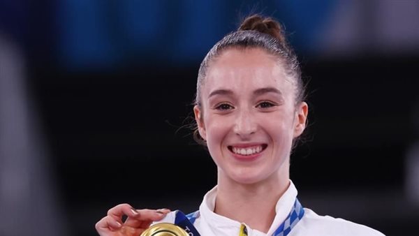 نينا ديرويل، بطلة