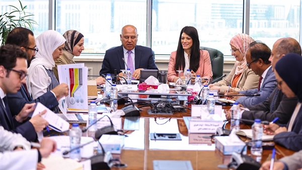 وزير الصناعة ووزيرة