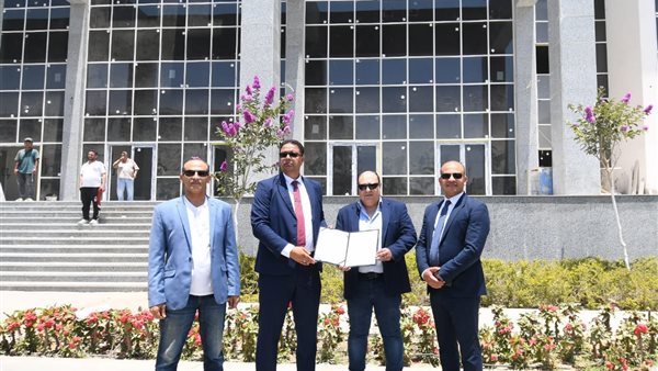 وزير الثقافة والاسكان