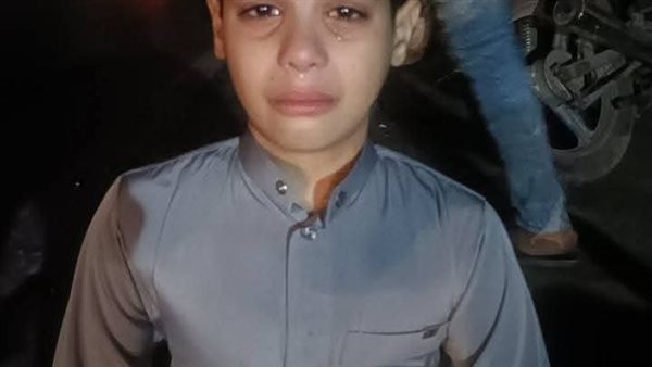 الطفل بجوار جثة والده