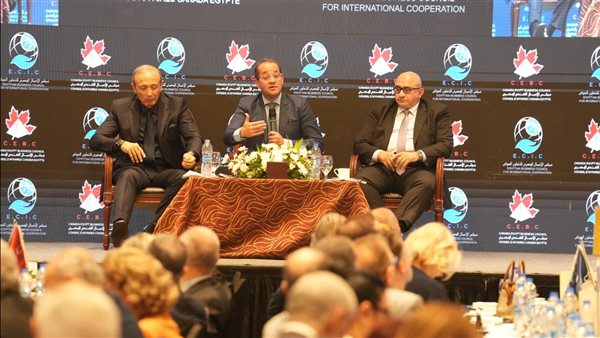 وزير المالية في مؤتمر