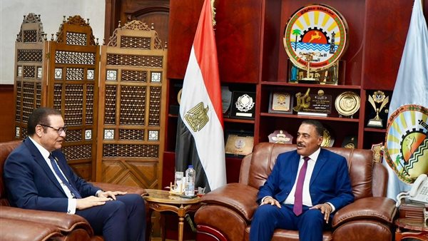  محافظ مطروح ودكتور