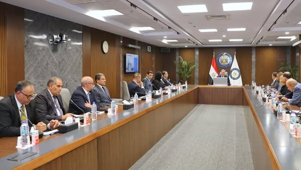 وزير البترول يلتقي