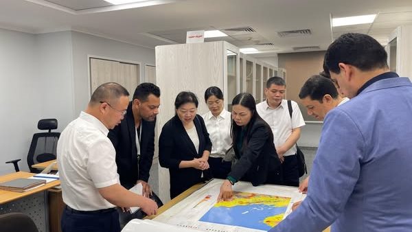 وفد من معهد هونان