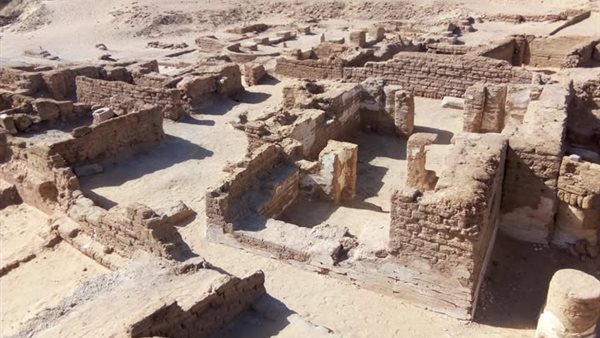 كنيستين ومباني سكنية