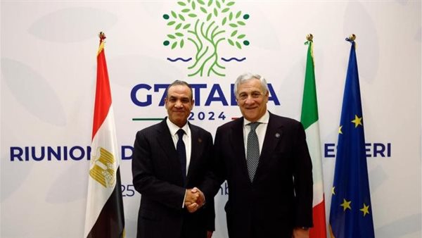 وزير الخارجية مع