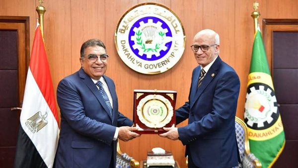 محافظ الدقهلية يكرم