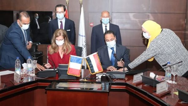 خلال توقيع العقد